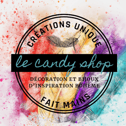 Le Candy Shop, c'est quoi ?

Le Candy shop, c'est moi Candy, mon univers, mon prénom, ma sensibilité. 

Ici, je crée des boucles d'oreilles en plumes et des créations bohèmes, pensées et réalisées à la main avec soins, intention et toujours avec une démarche éco-responsable. J'aime travailler les matières, les textures, les couleurs, les assembler et leur donner du sens, en choisissant des éléments qui me parlent et qui respectent mes valeurs.

Je crée au fil de mes envies, de mes ressentis, de ce que j'ai entre les mains à un instant donné. Sans chercher à suivre des tendances, mais avec l'envie de proposer des pièces uniques, faites pour durer et pour résonner avec la personne qui les choisira.

Le Candy Shop s'adresse à celles et ceux qui aiment les créations singulières, qui osent affirmer leur style et porter des pièces qui ont une histoire.

Parfois quand c'est possible et que ça a du sens, je peux aussi réaliser une création personnalisée.

Bienvenue dans mon monde et merci de faire vivre Le Candy Shop. 
Bonne visite !