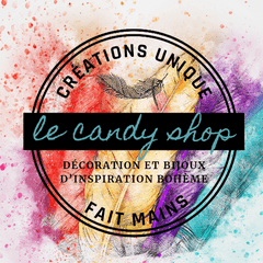 Le Candy Shop, c'est quoi ?
Le Candy shop, c'est moi Candy, mon univers, mon prénom, ma sensibilité.
Ici, je crée des boucles d'oreilles en plumes et des créations bohèmes, pensées et réalisées à la main avec soins, intention et toujours avec une démarche éco-responsable. J'aime travailler les matières, les textures, les couleurs, les assembler et leur donner du sens, en choisissant des éléments qui me parlent et qui respectent mes valeurs.
Je crée au fil de mes envies, de mes ressentis, de ce que j'ai entre les mains à un instant donné. Sans chercher à suivre des tendances, mais avec l'envie de proposer des pièces uniques, faites pour durer et pour résonner avec la personne qui les choisira.
Le Candy Shop s'adresse à celles et ceux qui aiment les créations singulières, qui osent affirmer leur style et porter des pièces qui ont une histoire.
Parfois quand c'est possible et que ça a du sens, je peux aussi réaliser une création personnalisée.
Bienvenue dans mon monde et merci de faire vivre Le Candy Shop.
Bonne visite !